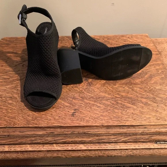Mesh Sandals - Picture 2 of 3
